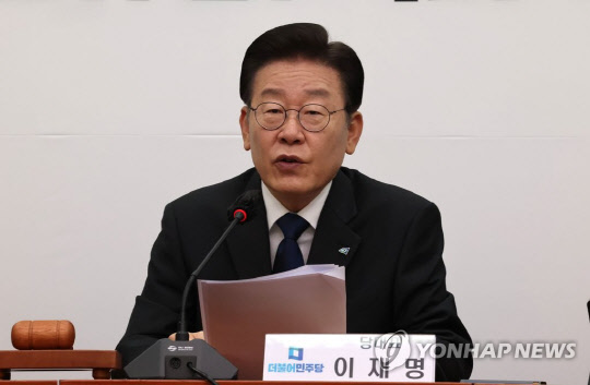 이재명 더불어민주당 대표가 23일 국회에서 열린 최고위원회의에서 발언하고 있다.<연합뉴스>